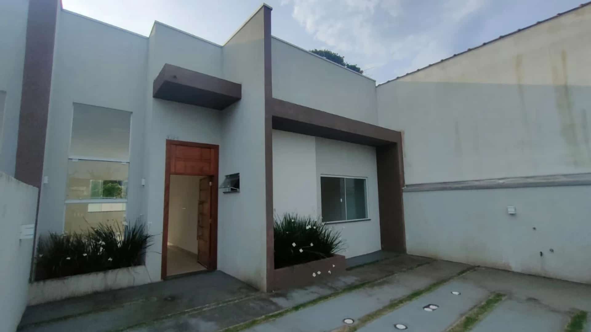 CASA DE ALTO PADRÃO COM VALOR DE GEMINADO