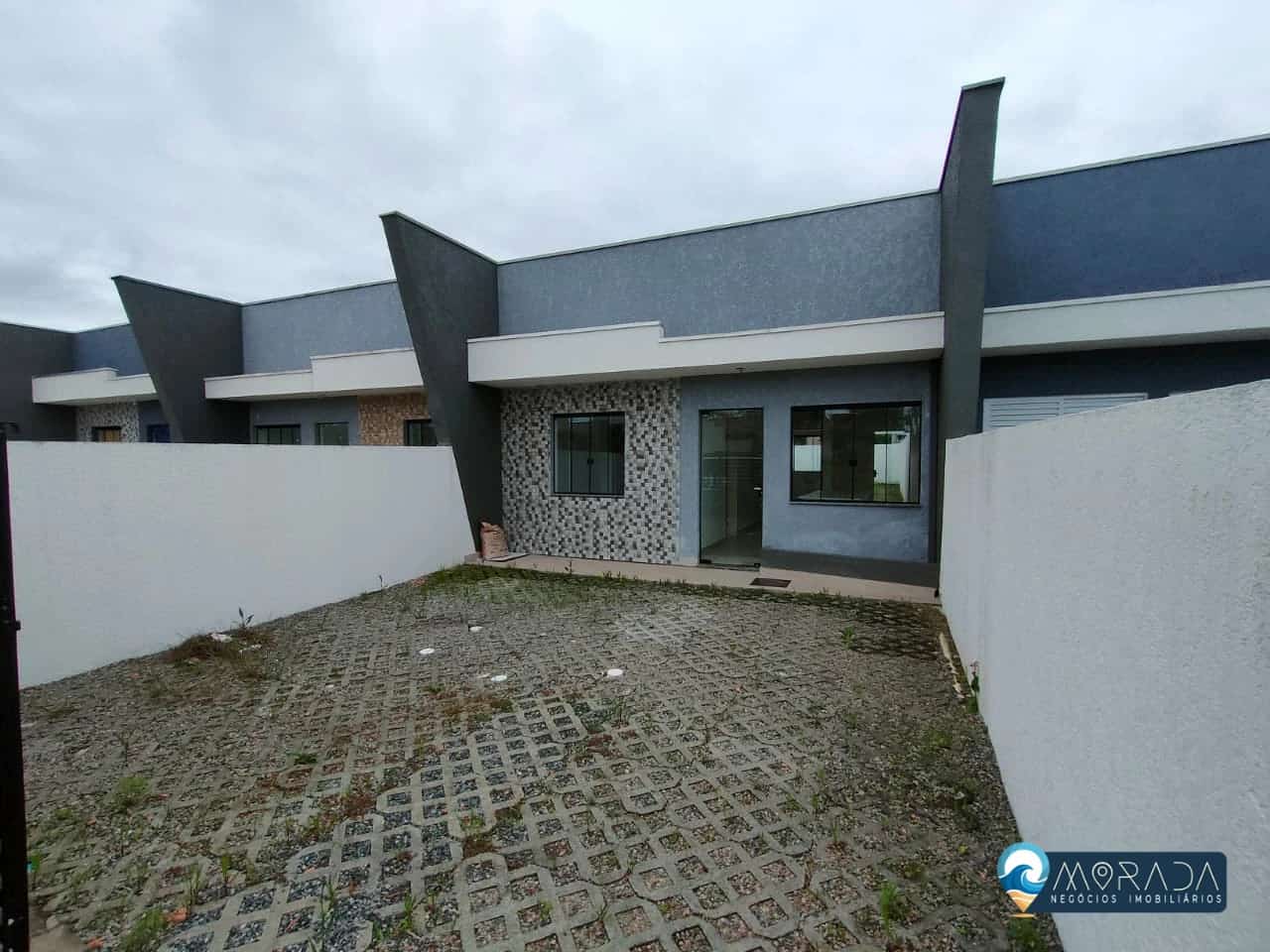 CASA COM 2 QUARTOS + 1 SUÍTE A 600m DO MAR