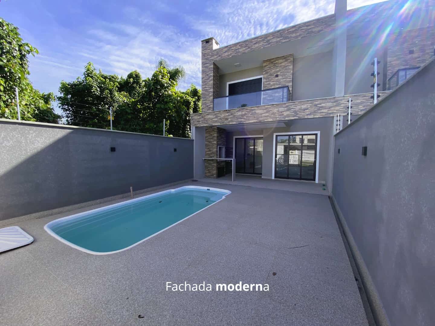 SOBRADO MODERNO COM PISCINA A 380m DO MAR
