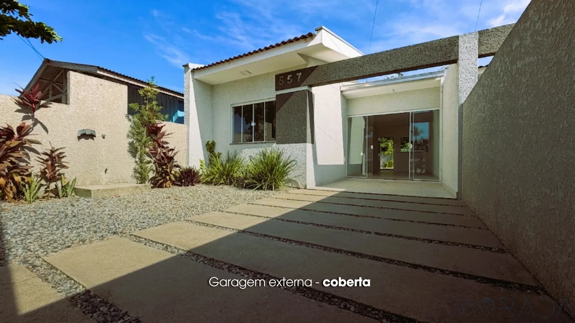 OPORTUNIDADE: CASA COM AMPLO TERRENO - 500m DO MAR