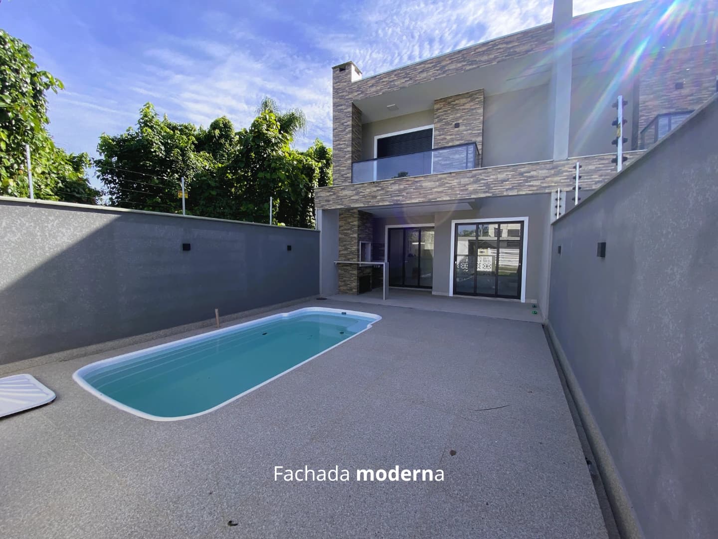 SOBRADO MODERNO COM PISCINA