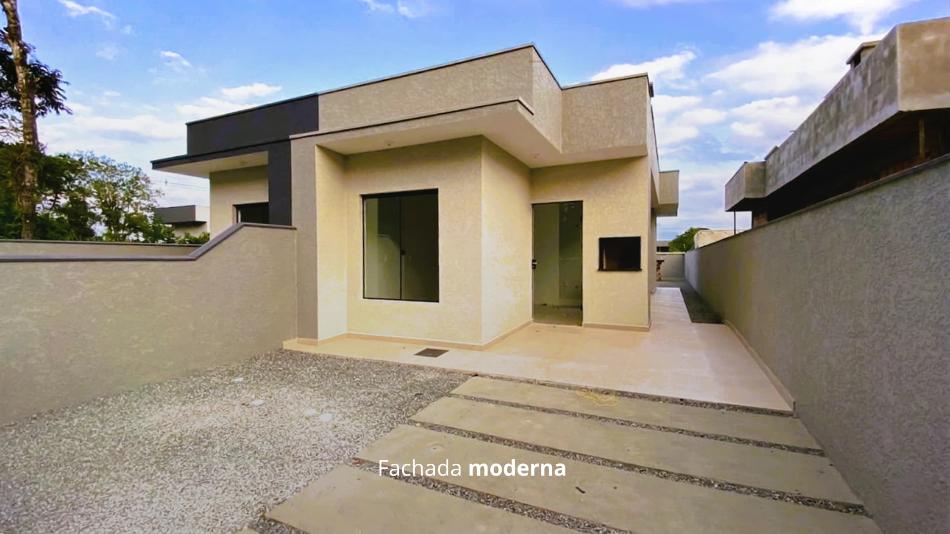 CASA COM 2 QUARTOS, 1 SUÍTE E AMPLO TERRENO