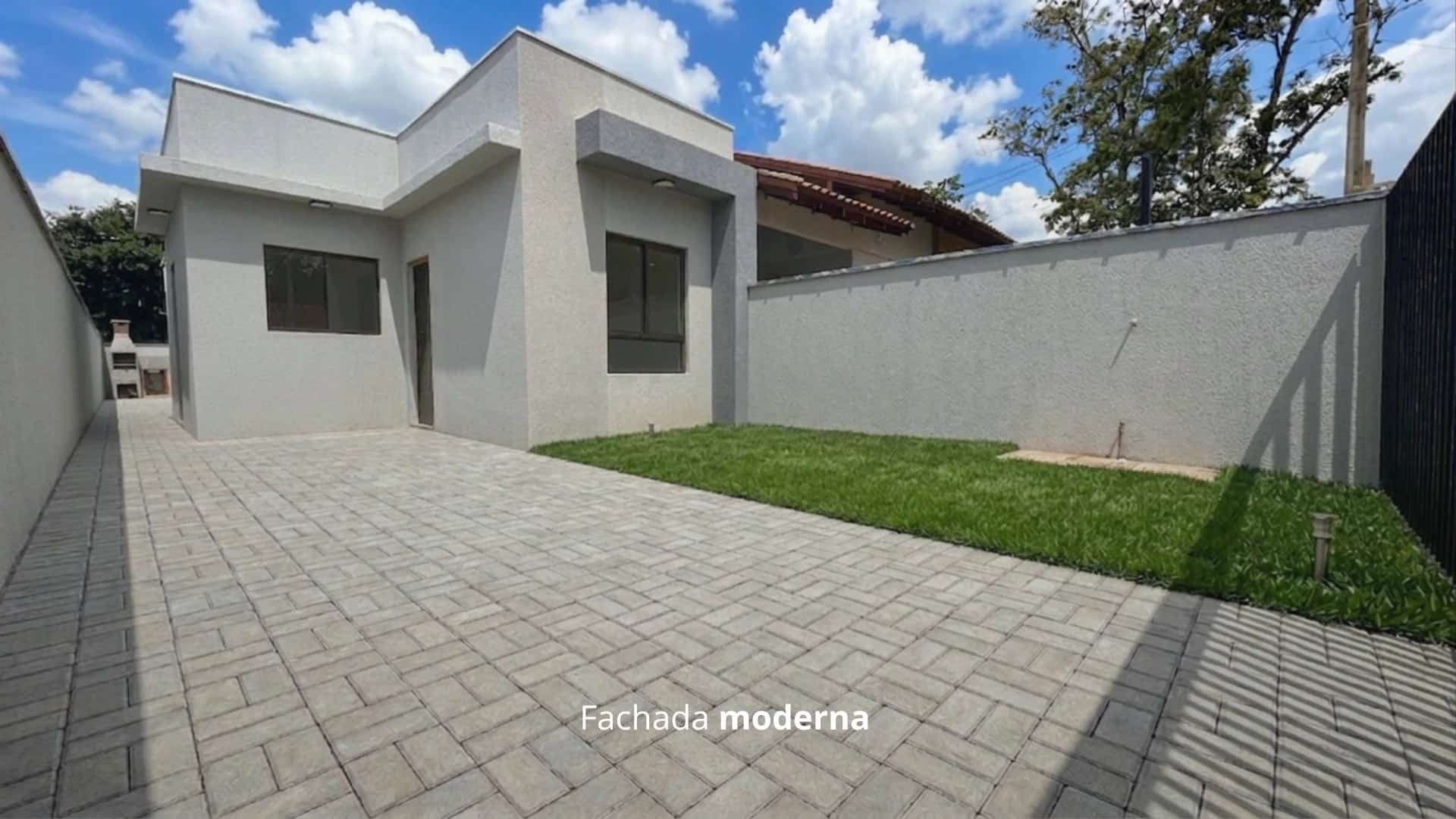 CASA COM 3 QUARTOS E AMPLO QUINTAL